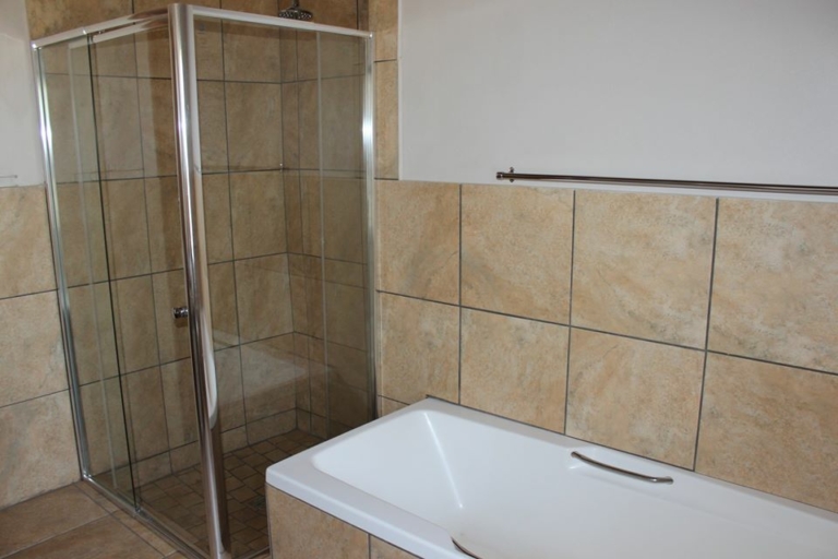 11 Rooikraal Gaste Huis badkamer 1 768x512